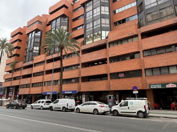 OFICINA EN ALQUILER AVDA. REPUBLICA ARGENTINA Nº.21